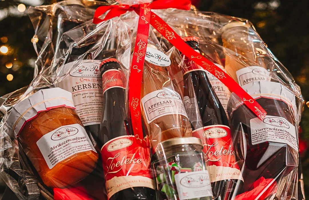 Geschenkmand met confituur, sap en kersenbier van Zoete Polder
